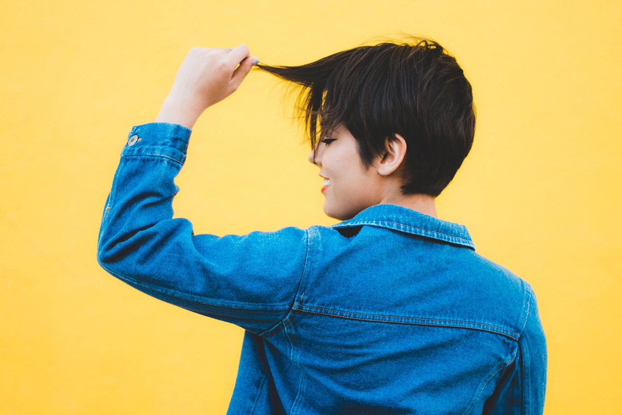 ショートヘアの女性